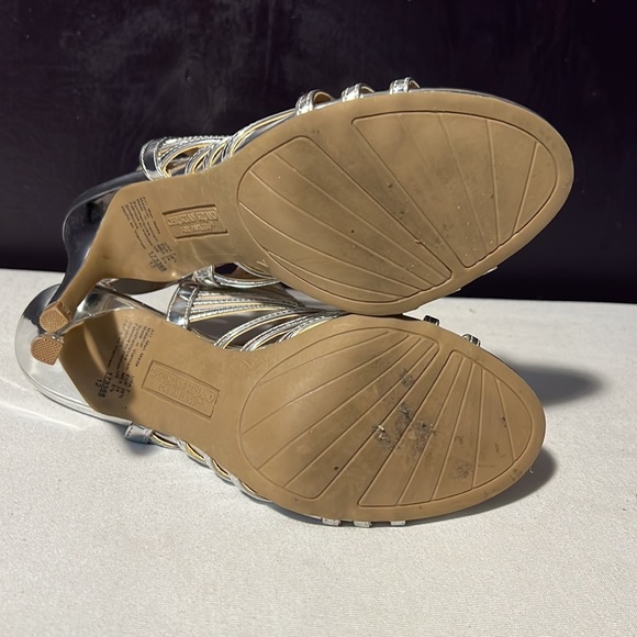 Silver Heels - Picture 3 of 4